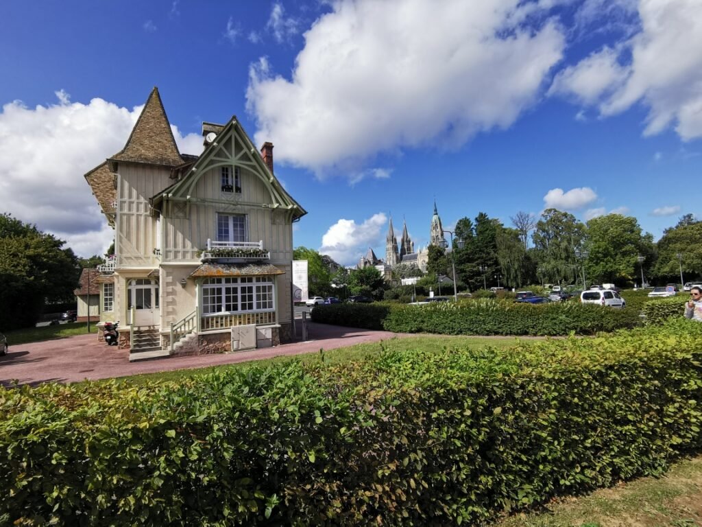 Visiter Bayeux Les meilleures adresses où dormir, manger et louer une voiture à Bayeux !